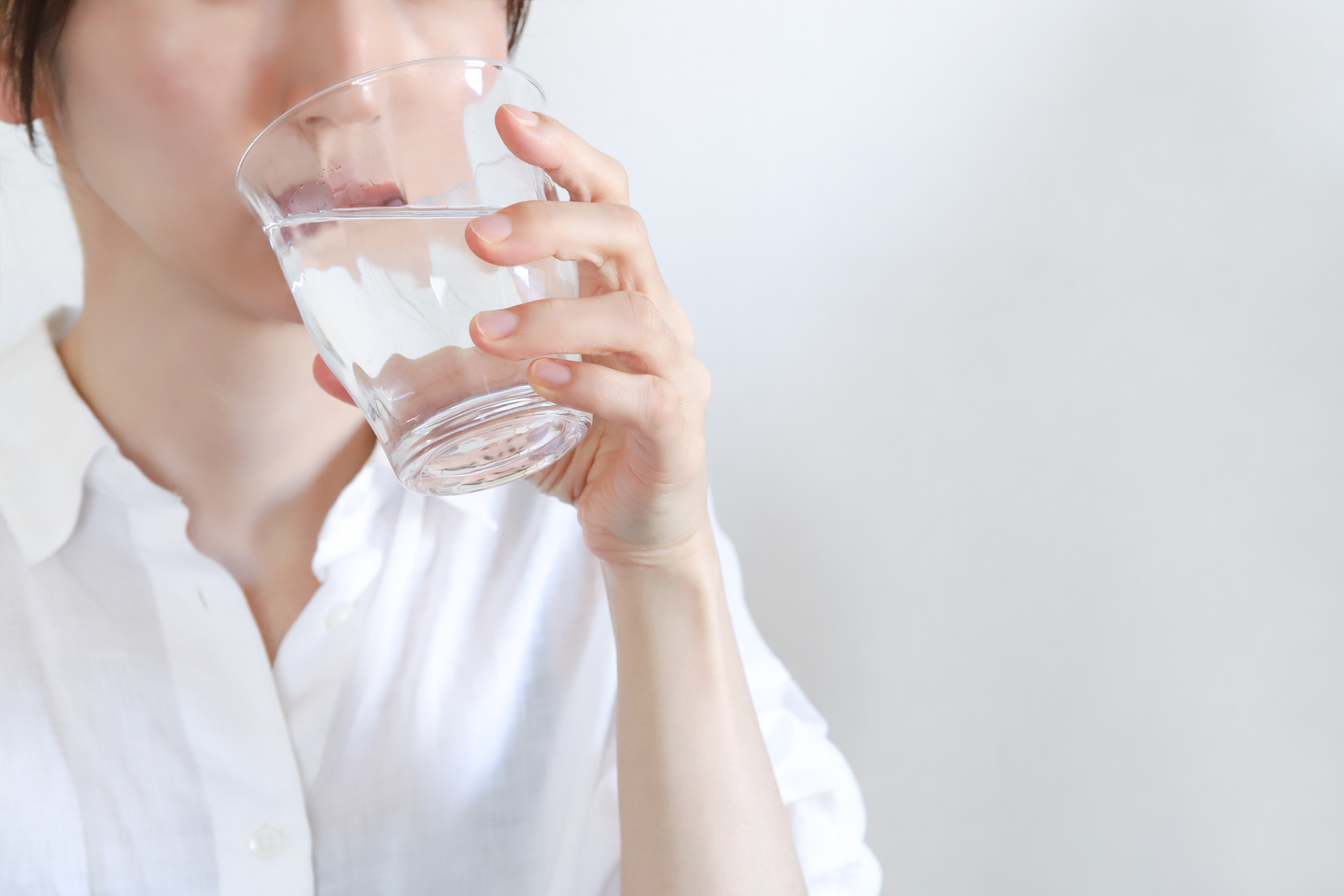 ③水（もしくは白湯）をのむ