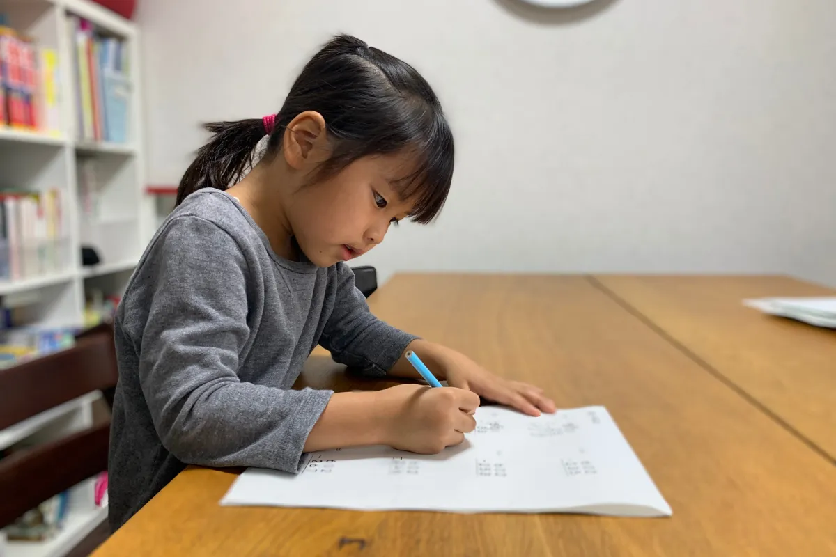 ひらがなの読み書きは何歳から?発達に合わせた教え方とは?|七田式教育